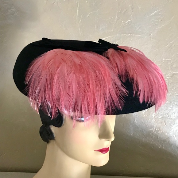 DRAMATIC 1940s BLACK FELT HAT WITH TWO PINK FEATHER SPRAYS AND SMALL BOWS main image 9
